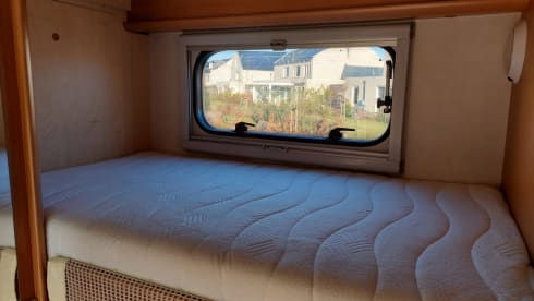 Ruime Ford transit alkoof 6p uit 2006 met stapelbed