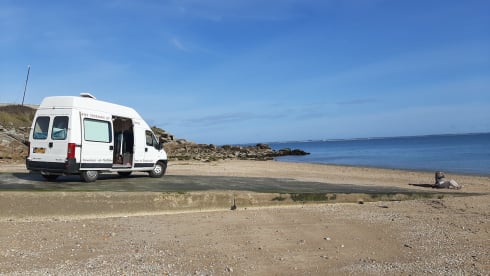 Hippiebus – Handmade really beautiful hippievan with solar panels