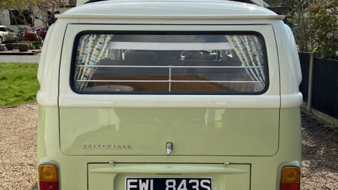 Olive – Klassischer Volkswagen-Wohnmobil mit 2 Schlafplätzen, Baujahr 1977