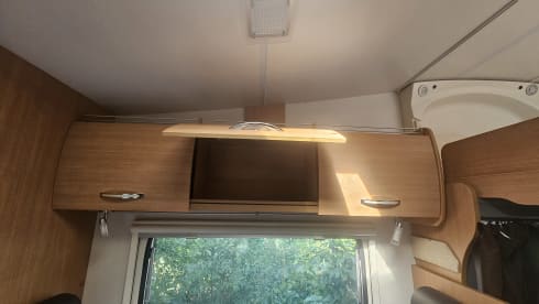 Adventurous and mega comfort with this 6-person Challenger alcove from 2012