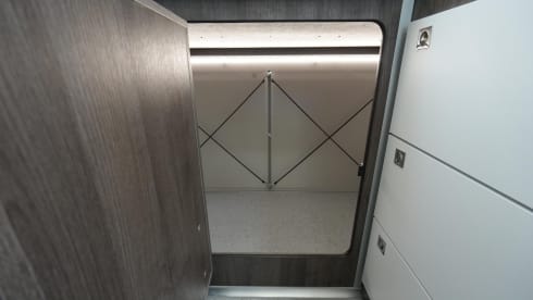 Location de camping-car semi-intégré de luxe Benimar – automatique – 5 places – 2026