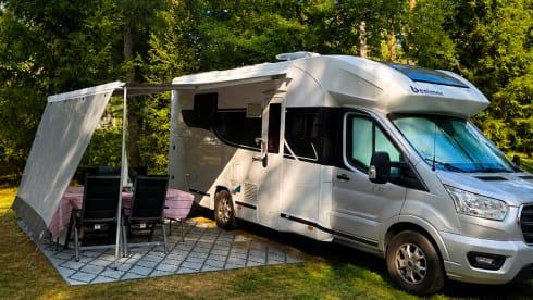 De Comfort Cruiser – Luxe automaat camper met queensbed & hefbed (4 pers) – als nieuw!