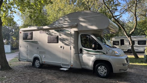 LMC Family Alcove Camper 6 persons Space saver!