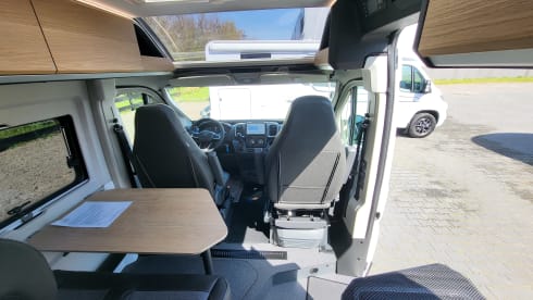 Adria Twin Sport 600 SPB – Chic, luxurious camper van with double bed, navigation system, bicycle rack 80 kg, etc.
