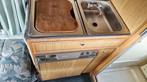 TOM – 5 berth VW T25 Autosleeper Topaz w/ KITCHEN, BATHROOM