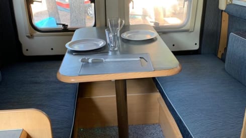 Adria twin de blauwe – Compacte 2 persoons camperbus