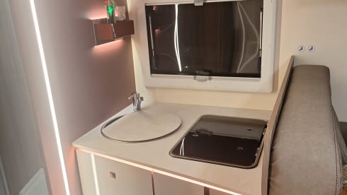 Volledig ingerichte splinternieuwe camper