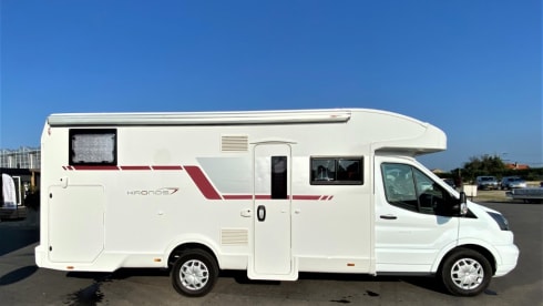 Luxurious, modern family camper