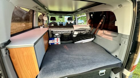 #ExplorerBuzzs – 4 Person MB Vito 4x4 Campervan (2009)