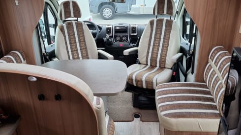 Fully equipped neat Pilote camper semi-integrated