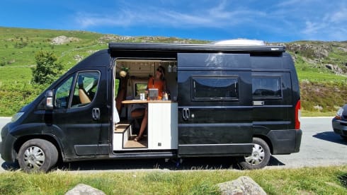 Miss Moneypit – Off Grid 4 berth Citroën Campervan