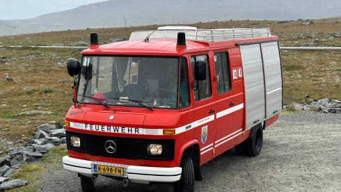 Harrie – Harrie - Fire brigade camper Mercedes 4-p