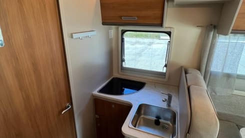 Zo goed als nieuw, zeer luxe, ruime én comfortabele 5pers. camper uit 2022  – 5p Renault semi-integrated from 2022