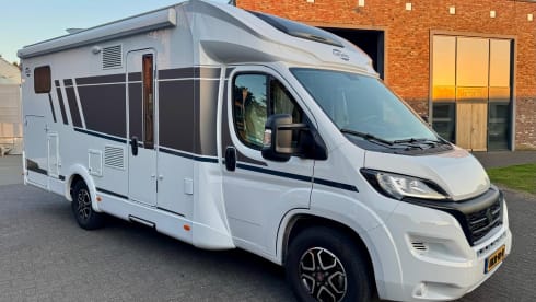 Fiat automatic Carado t447 pro +2023 semi-integrated 4p