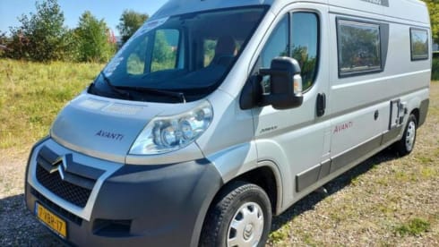 Avanti La Strada – Luxury Bus Camper | 4 sitting/3 sleeping | Kitchen/Toilet/Motorcycle air conditioning/Bicycle carrier