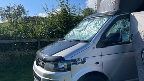 QUICK SILVER – QUICK SILVER T5.1 4 BERTH CAMPERVAN WITH POPTOP ROOF ( T32 STARTLINE LWB ) 