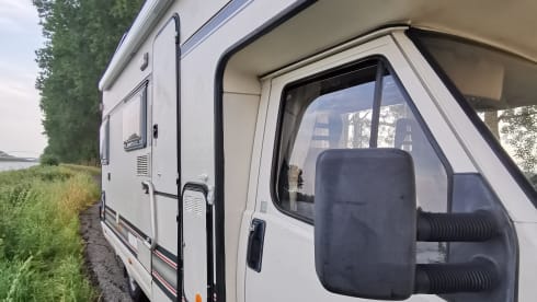 Get away with this 5 person camper!