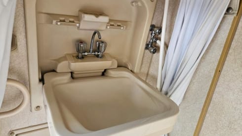 TOM – 5 berth VW T25 Autosleeper Topaz w/ KITCHEN, BATHROOM