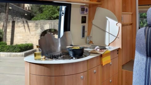 Vario Smurf – 4 fixed beds hotel on wheels