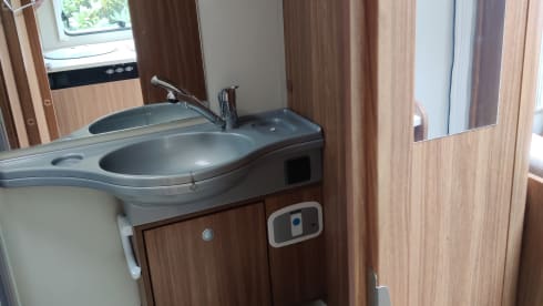 Luxury 2/3 person Carado T377 semi-integrated from 2015 with single beds