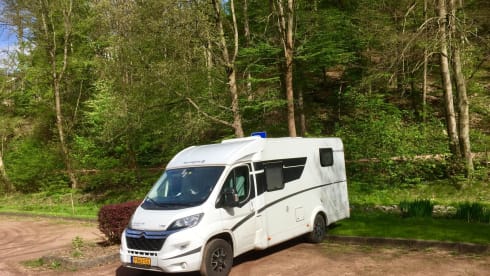 Luxe Sunlight V66 Adventure, semi-integrated camper