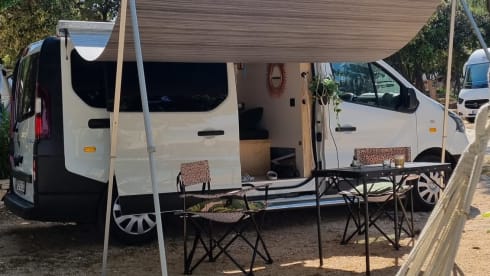 Van_dewereld – Van_dewereld - converted Renault Campervan