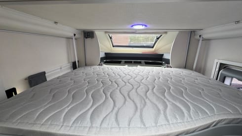 Chausson 758 – 5-person luxury camper with barbecue and outdoor shower 