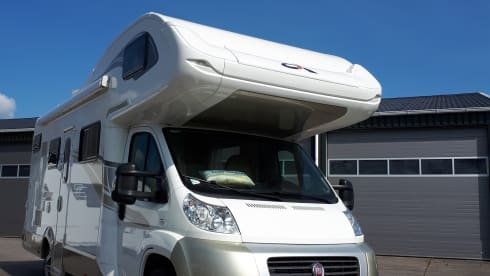 Camper 1 – Spacious and luxurious 6-person camper incl. Playstation 4