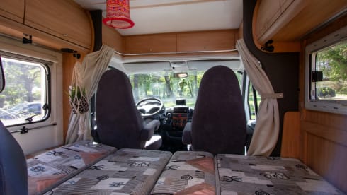 Paleisje99 – Camping-car Bürstner (2004) complet et puissant, avec 4 ceintures de sécurité et 3 couchettes.