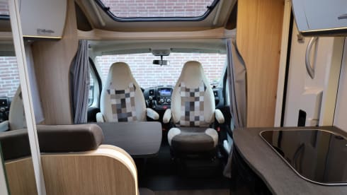 Vrij & Blij – Spacious Sunlight T66 with single longitudinal beds, year of manufacture 2019 with 150 hp (euro 6)