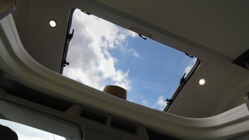 Location de camping-car semi-intégré de luxe Benimar – automatique – 5 places – 2026