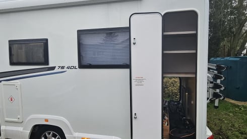 Rose – Rose - Luxury 4 Berth, Automatic Motorhome 