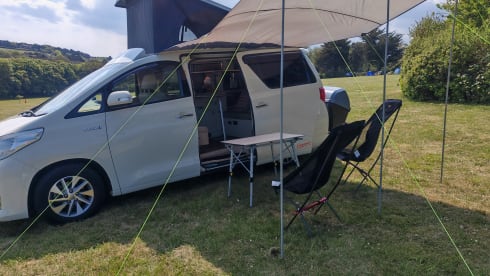 Leo – Toyota Alphard Hybrid Automatic Campervan 