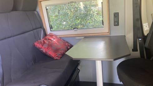 Little Red Devil  – 3p Peugeot bus uit 2020