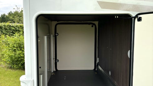 Xplore Muiden – Brand New Luxury Ford McLouis 473! Automatic, 5p, large garage!