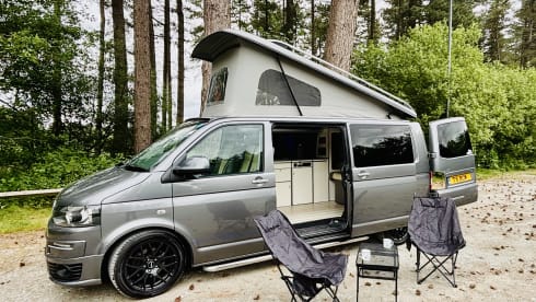 JAXX ~ THE LWB, BIGGER, BETTER CAMPERVAN – VW T5 Langversion ~ Retro-Interieur ~ 4 Schlafplätze ~ Heizung ~ Top-Ausstattung 