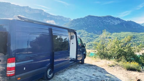 The Beast  – Beautiful, luxurious converted Sprinter L4 H2