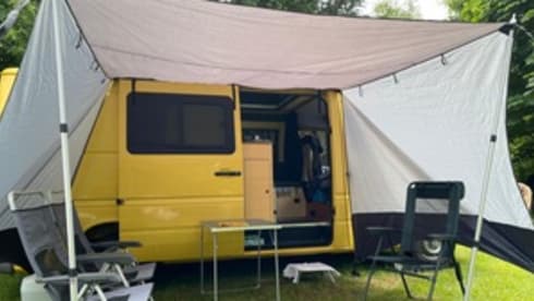 Sunshine – Kingsize bed camper van, recently installed