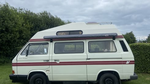 Velma – 4 berth Volkswagen campervan from 1988