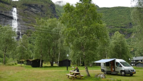 Camping-car compact avec de nombreux extras utiles