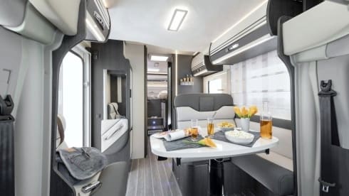 Bavarian Camper 4 – Teilintegrierter für 5 Personen mit Automatik