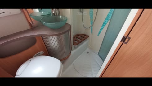 Super cozy spacious challenger eden 602 camper