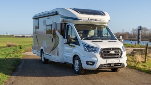 Chausson 1 – Beautiful, spacious camper with automatic transmission and fantastic layout
