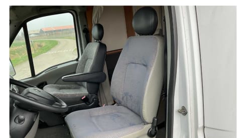 Rolling Happiness – 5p Renault alcove from 2008