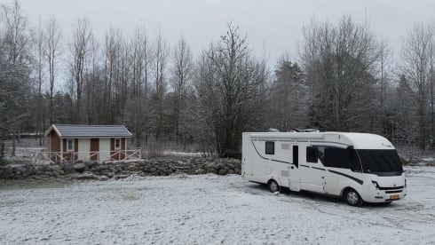 Premium integrated 5-person camper with bunk and lifting bed