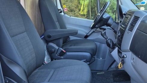 Zweisitziger Mercedes-Benz Bus aus dem Jahr 2016