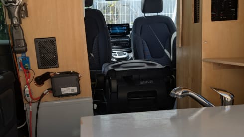 Elektra – 2-person Mercedes-Benz campervan from 2020