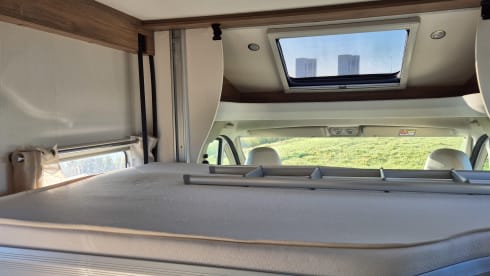 Camper 1 – Spacious and luxurious 6-person camper incl. PlayStation 4