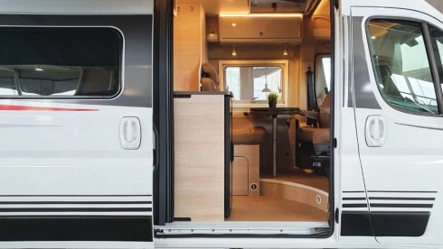 Manoeuvrable camper with 4 sleeping places - Burstner Campeo Roadrunnen C600