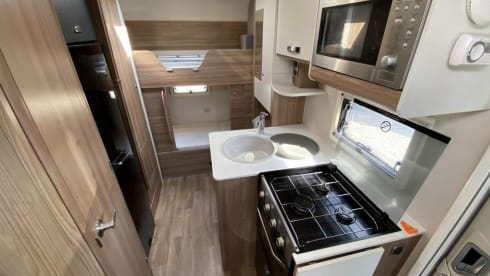 Robyn – Robyn - 6 Berth Luxury Motorhome